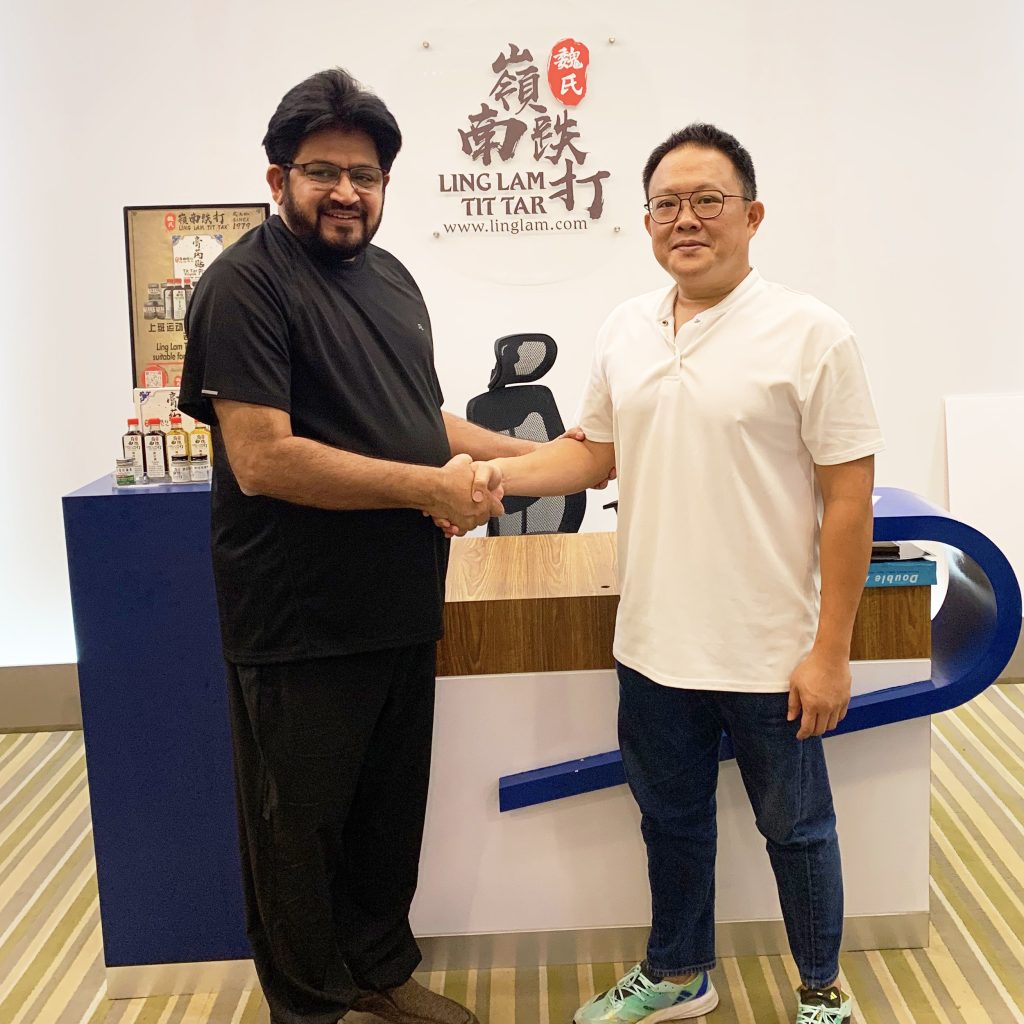 happy customer with master Ngui